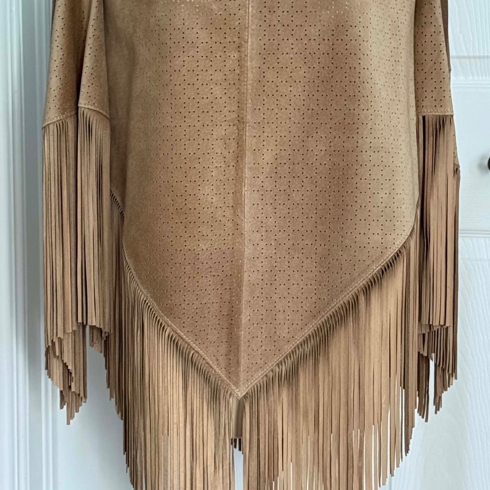 PONCHO, FAUX SUEDE, COLOUR: NUT, ONE SIZE, LONG BOTTOM FRINGE, CAROLE GARBER at